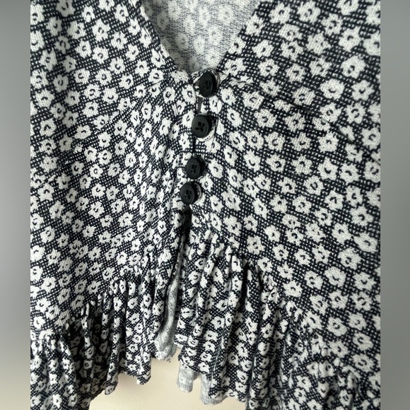 Urban Outfitters Womens Black White Knit Ruffle Cropped Babydoll Button Up Top M - Picture 4 of 10